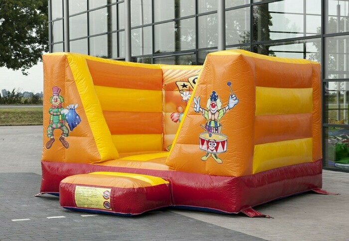 bouncy-castle-mini-circus-open-940x652